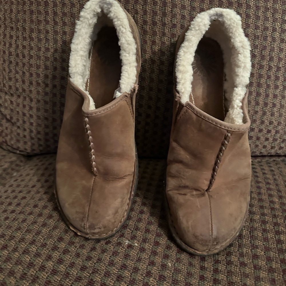 UGG WOMENS BETTEY BROWN style FLEECE/WOOL  LINED SLIP ON SHOES. SZ 9
